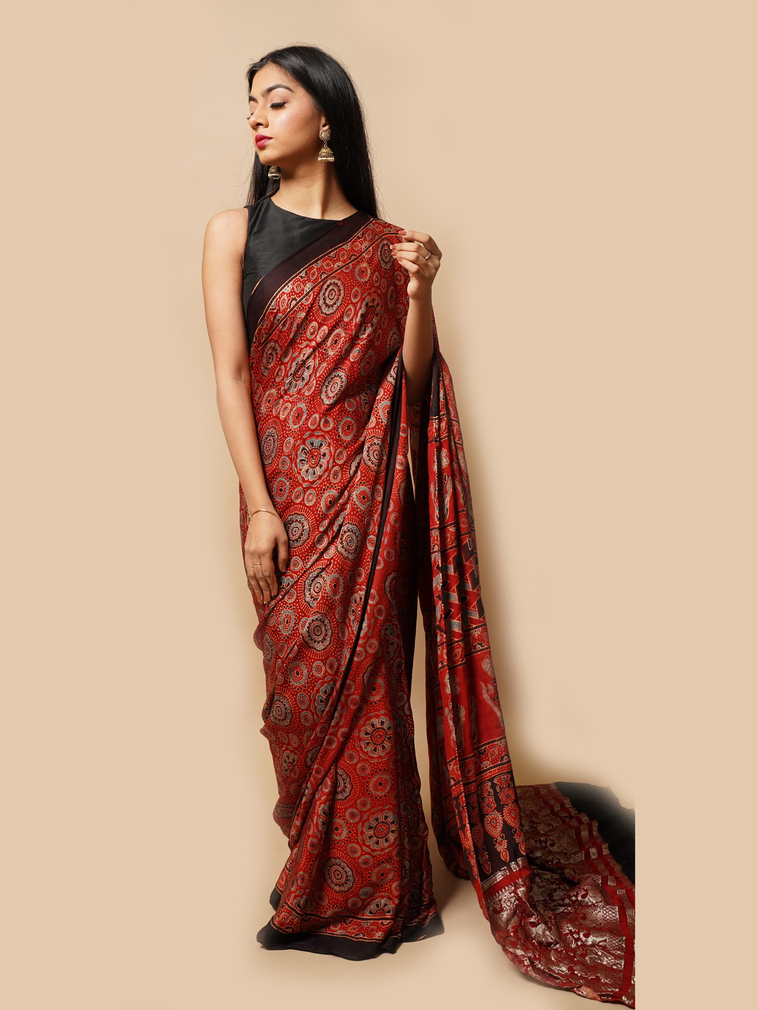 gorgeous-ajrak-modal-silk-saree-in-circular-motifs-with-zari-palla